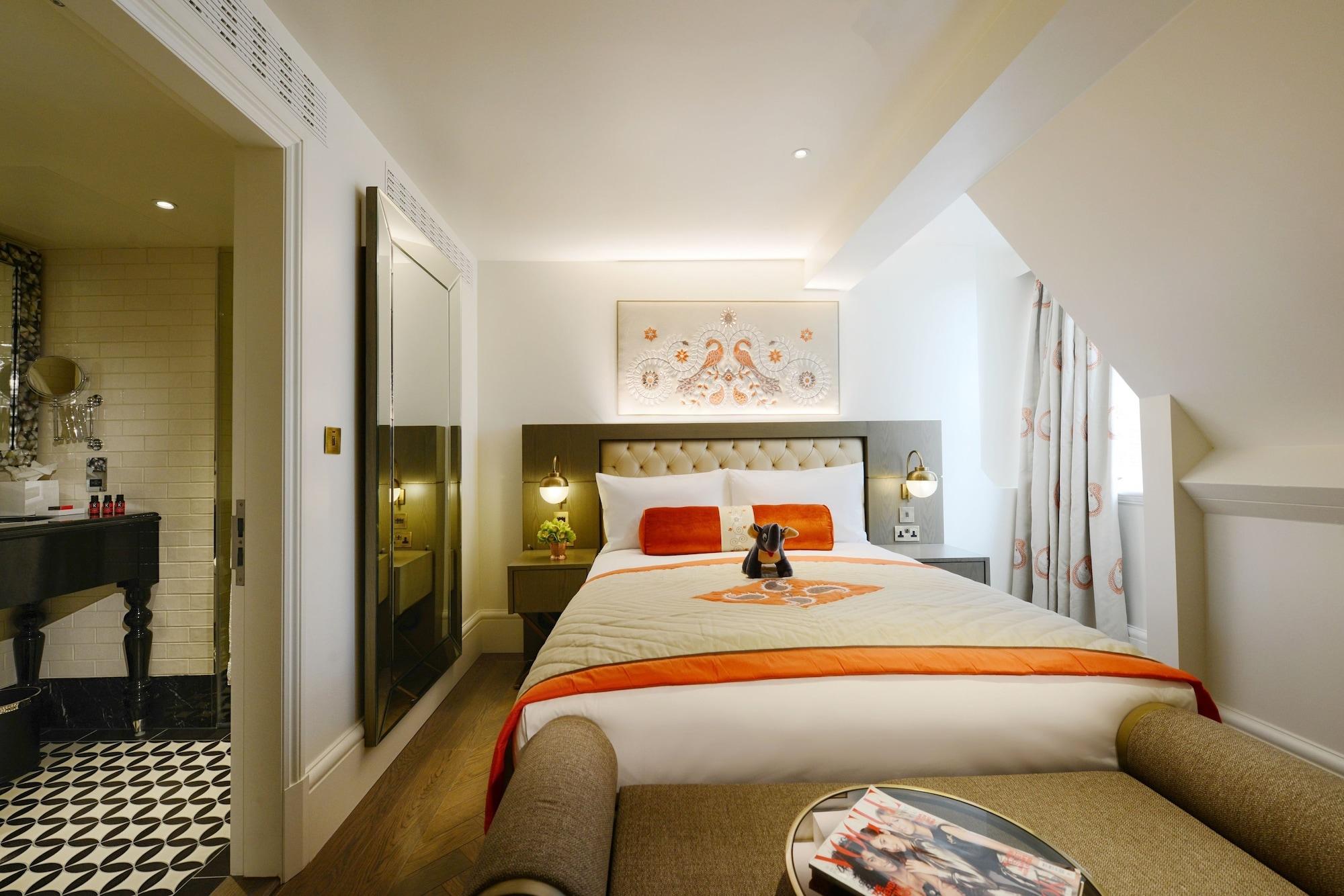 The Lalit London Hotell Exteriör bild A room at the hotel