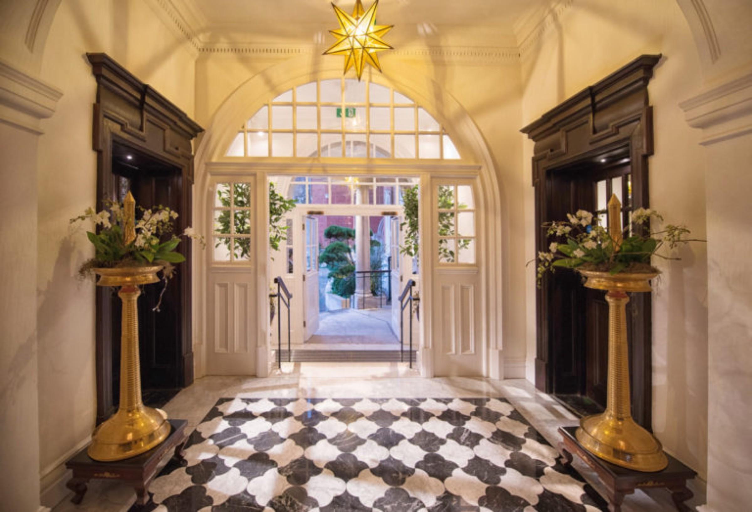 The Lalit London Hotell Exteriör bild Entrance to the hotel
