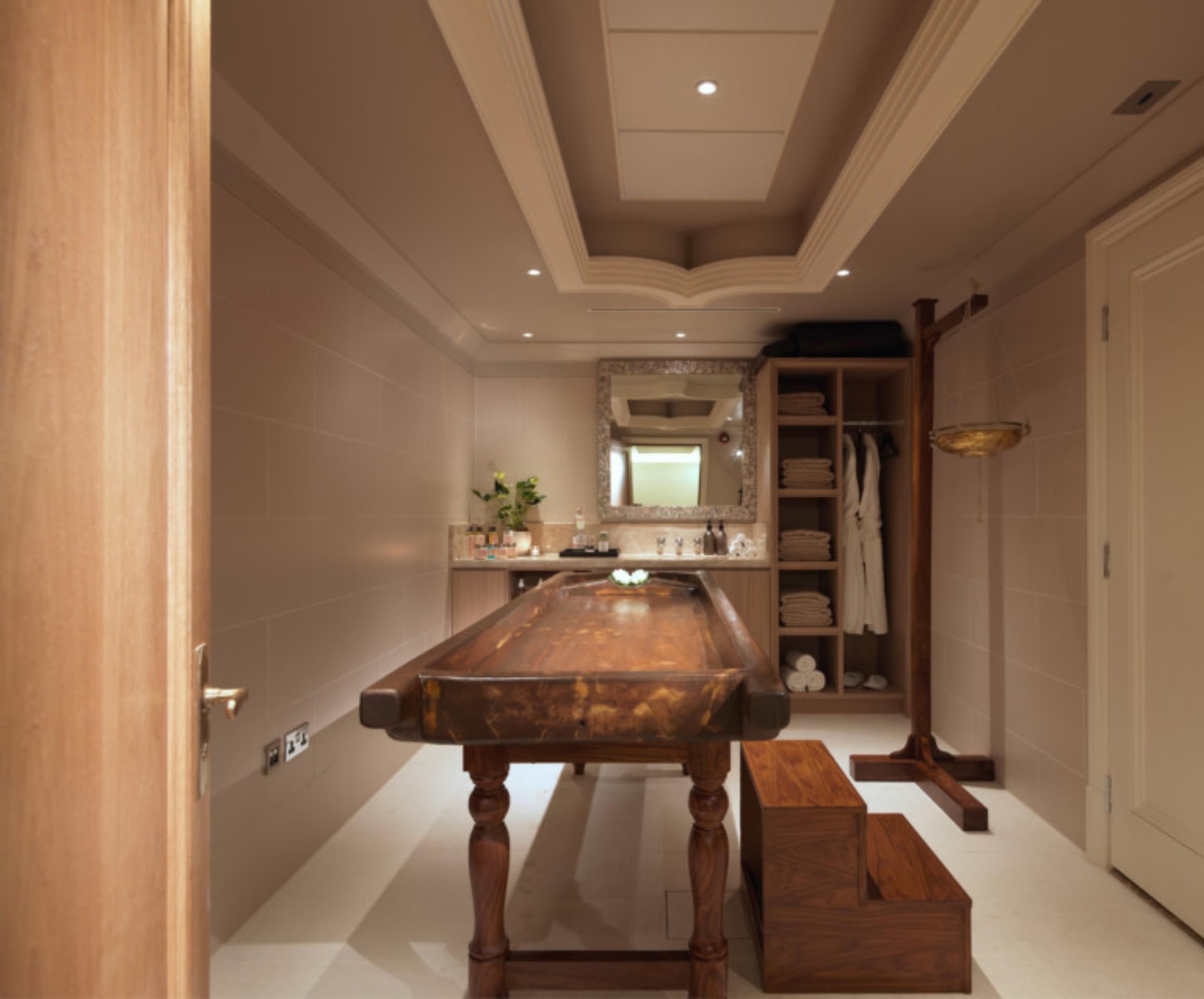 The Lalit London Hotell Exteriör bild A treatment room at the spa