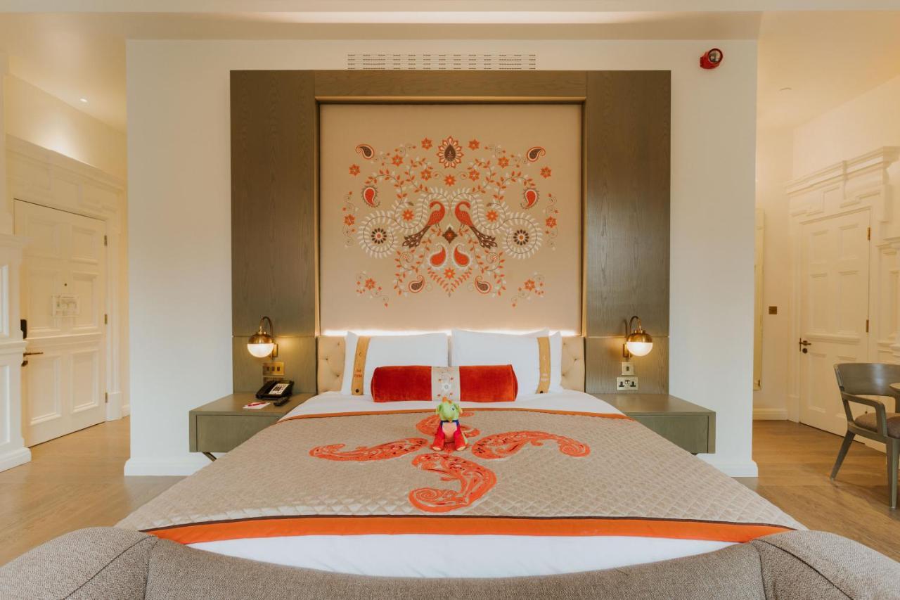 The Lalit London Hotell Exteriör bild A bedroom at the Taj Mahal Palace
