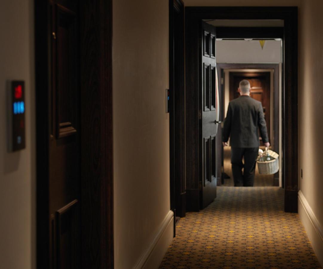 The Lalit London Hotell Exteriör bild A room service employee delivers room service to a guest room