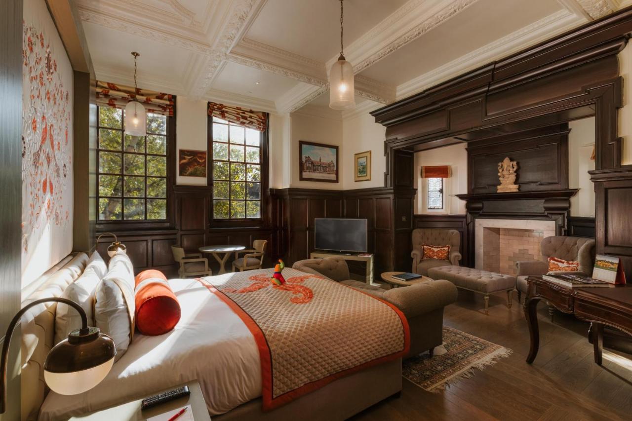 The Lalit London Hotell Exteriör bild A bedroom at the hotel