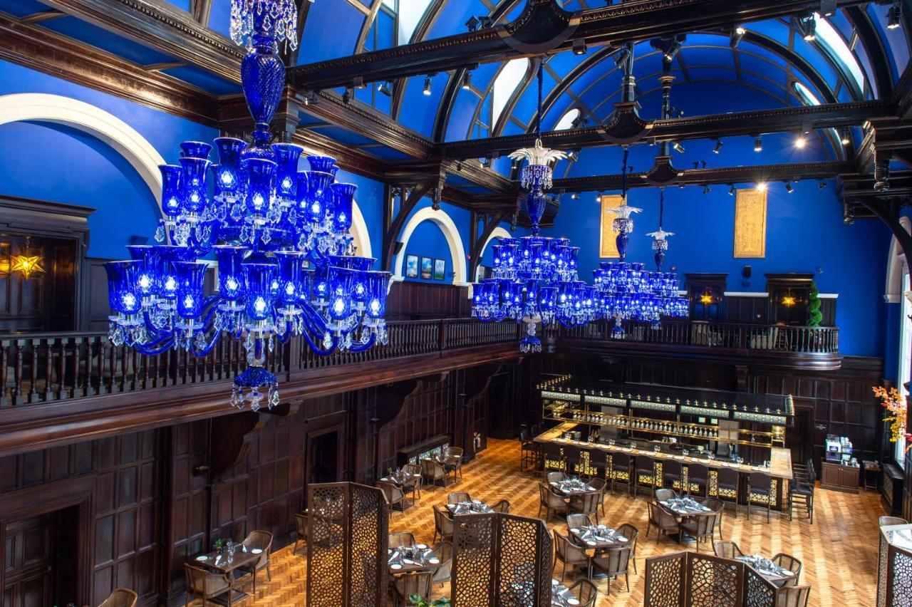 The Lalit London Hotell Exteriör bild The interior of Blue Water