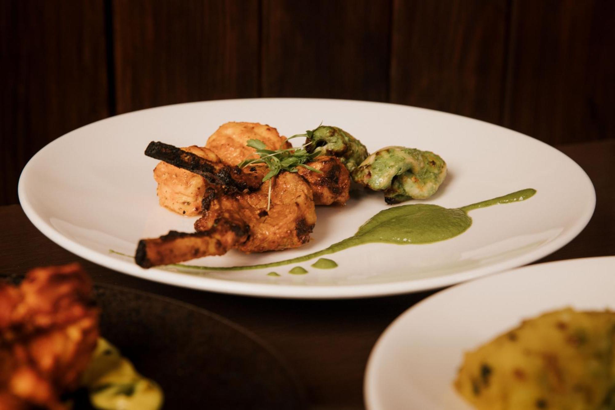The Lalit London Hotell Exteriör bild Chicken Tikka