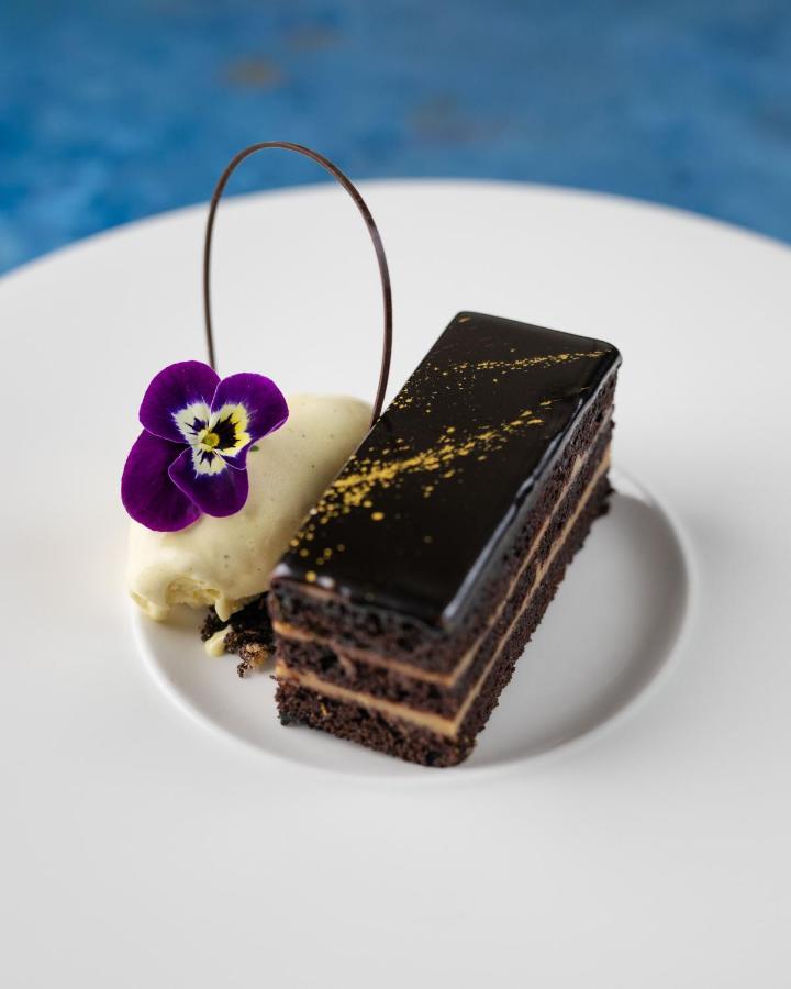 The Lalit London Hotell Exteriör bild A chocolate cake
