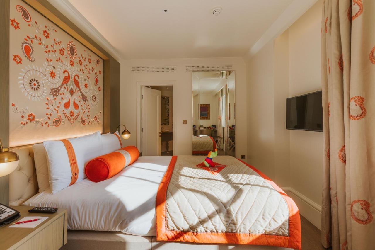 The Lalit London Hotell Exteriör bild A bedroom at the Mandarin Oriental, London