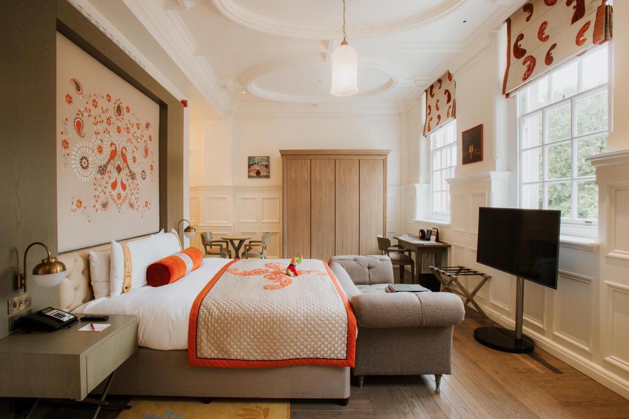 The Lalit London Hotell Exteriör bild A bedroom at the hotel