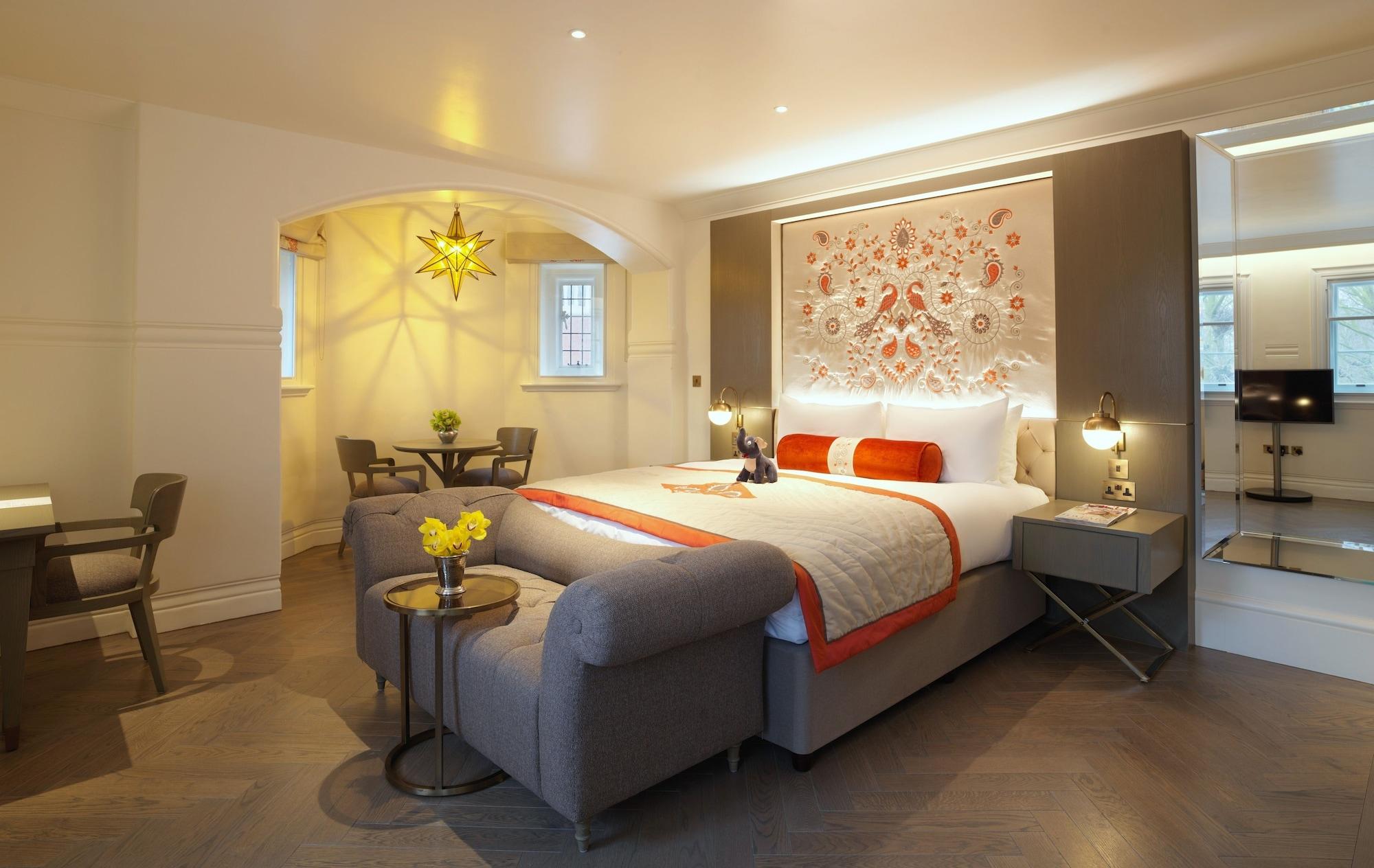 The Lalit London Hotell Exteriör bild A bedroom at The Ivy Collection