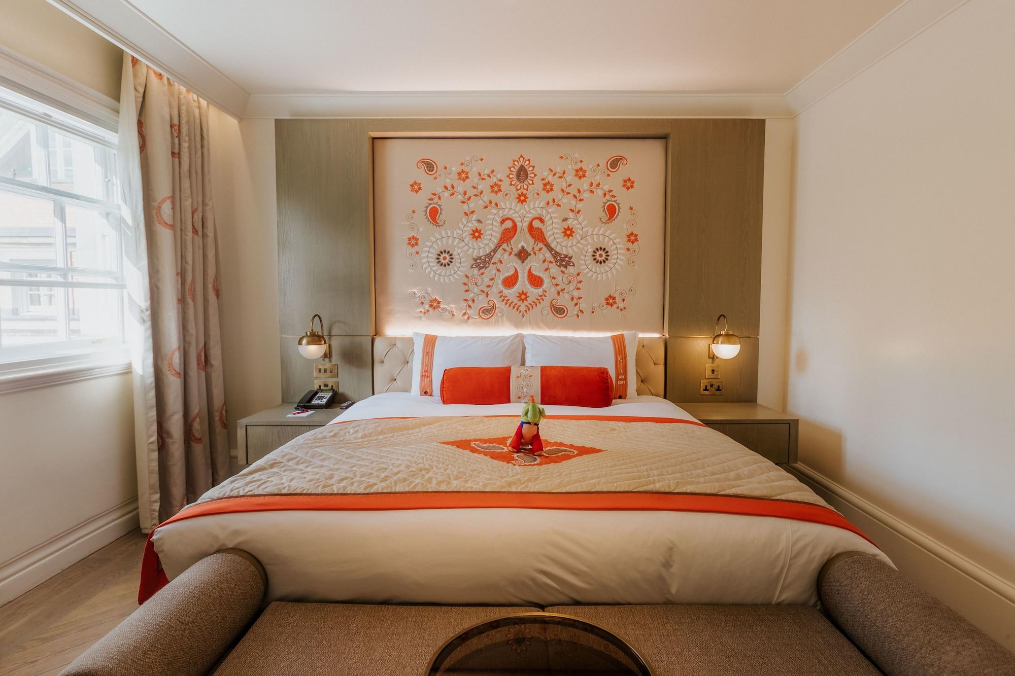 The Lalit London Hotell Rum bild A bedroom at the hotel