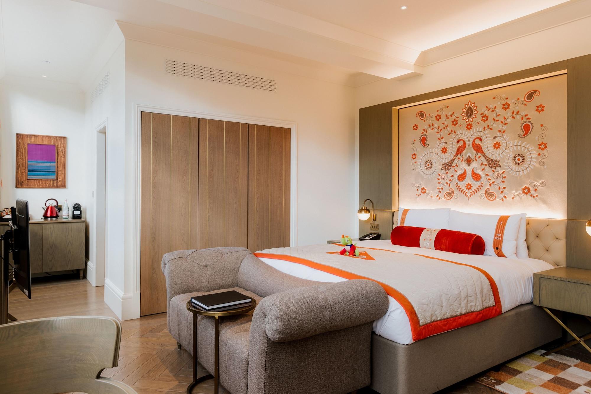 The Lalit London Hotell Rum bild A bedroom at the hotel