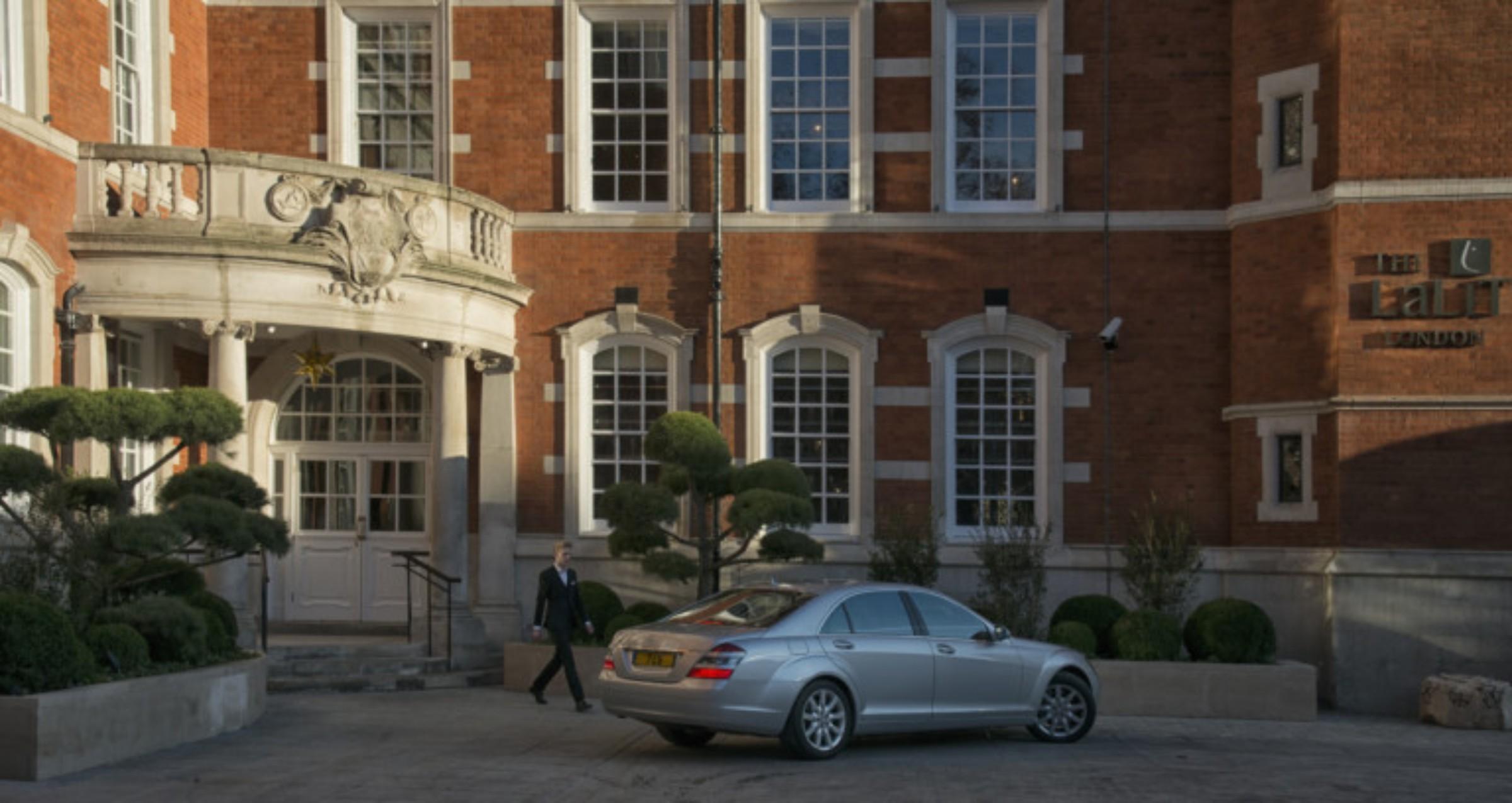 The Lalit London Hotell Exteriör bild The main entrance