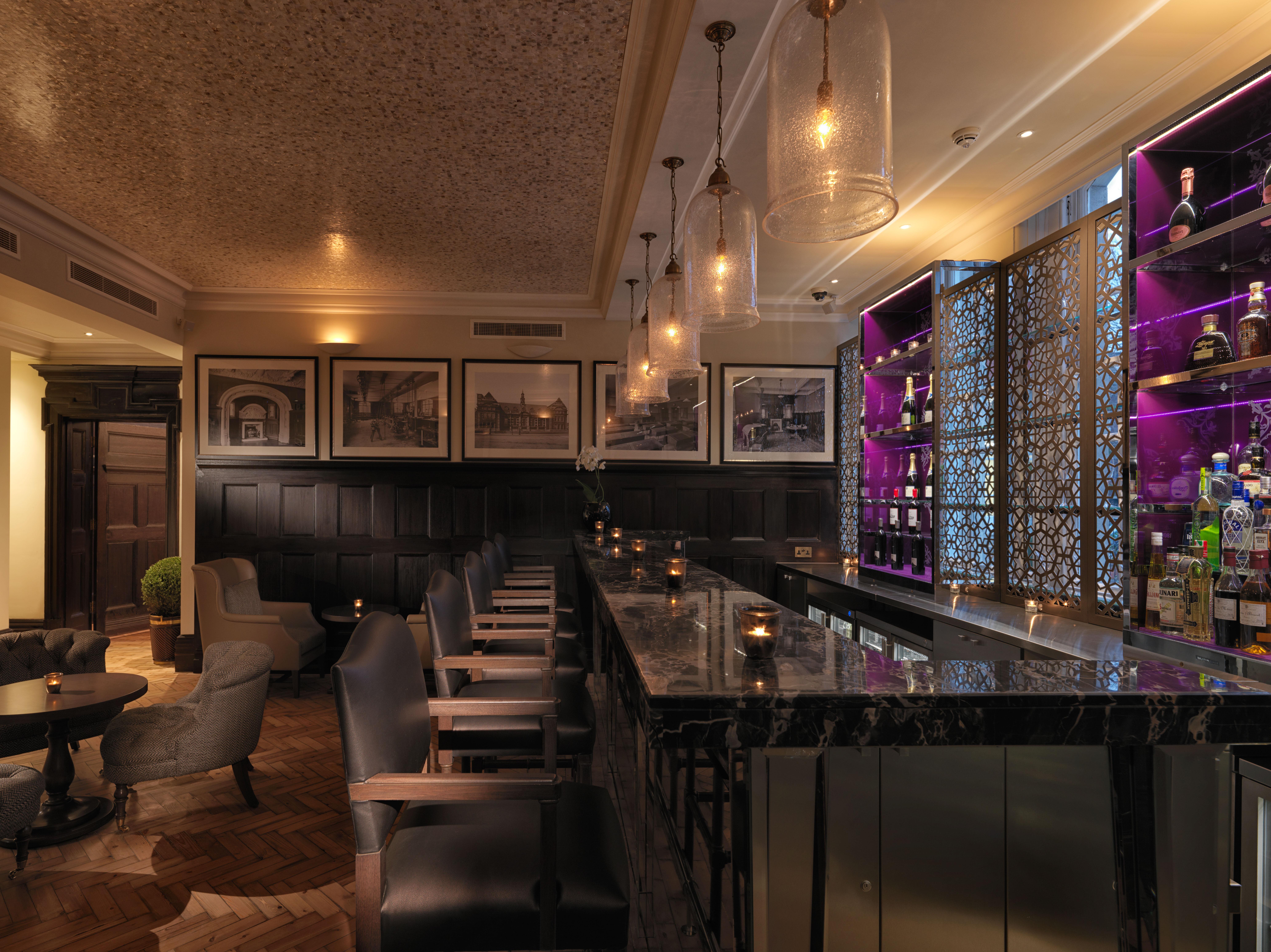 The Lalit London Hotell Exteriör bild The bar at the hotel