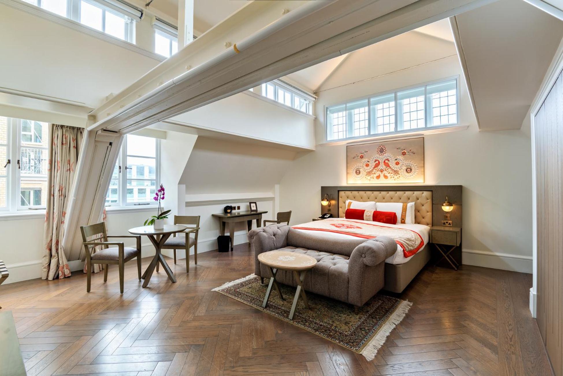 The Lalit London Hotell Exteriör bild A bedroom at the hotel