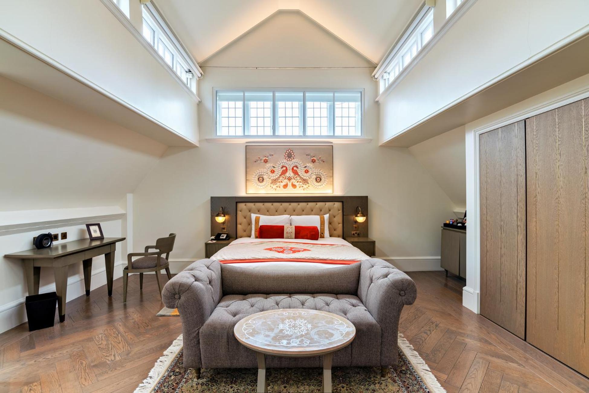 The Lalit London Hotell Exteriör bild A bedroom at the hotel