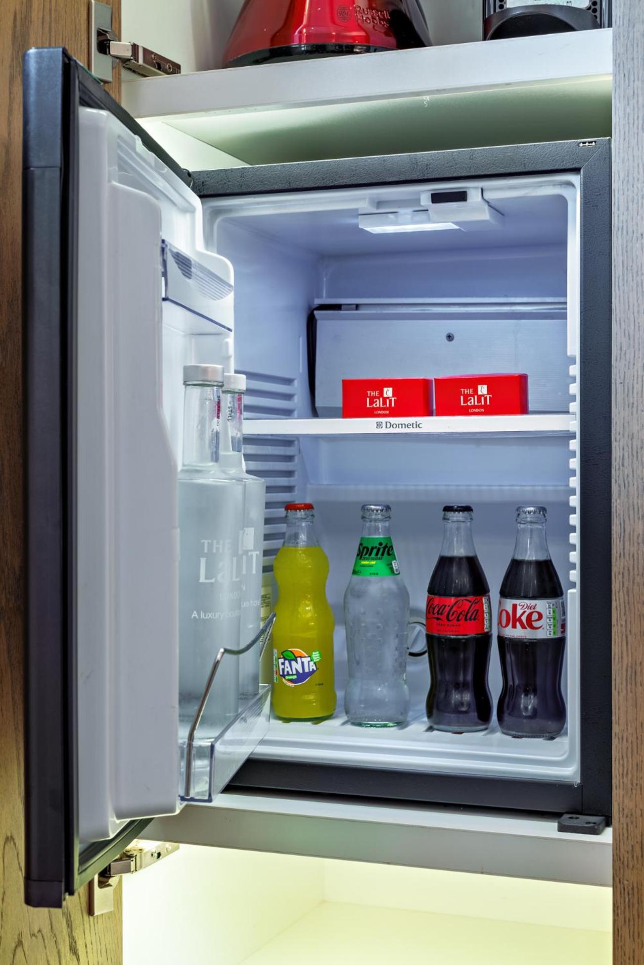 The Lalit London Hotell Exteriör bild A typical hotel mini-bar