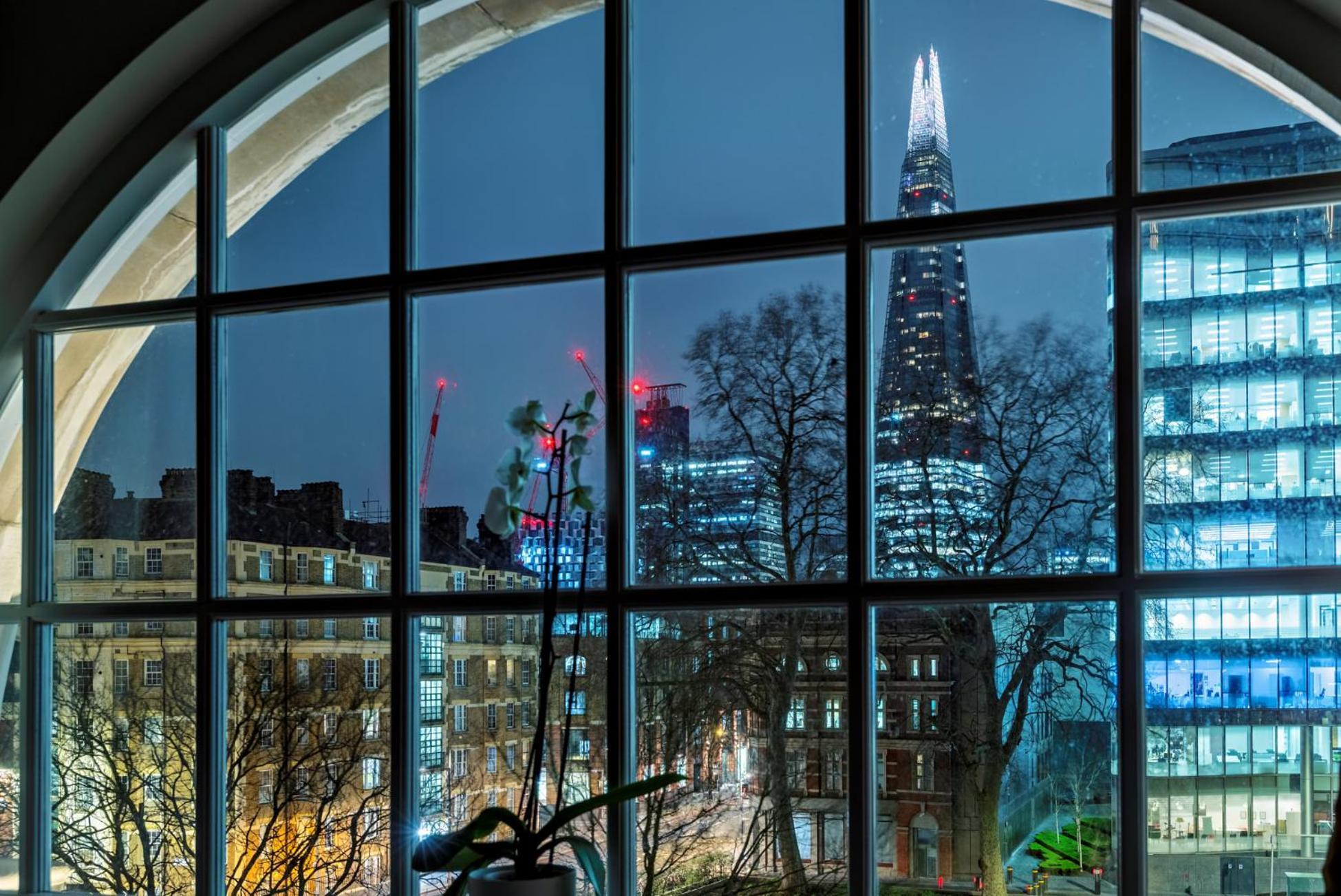 The Lalit London Hotell Exteriör bild The Shard, London