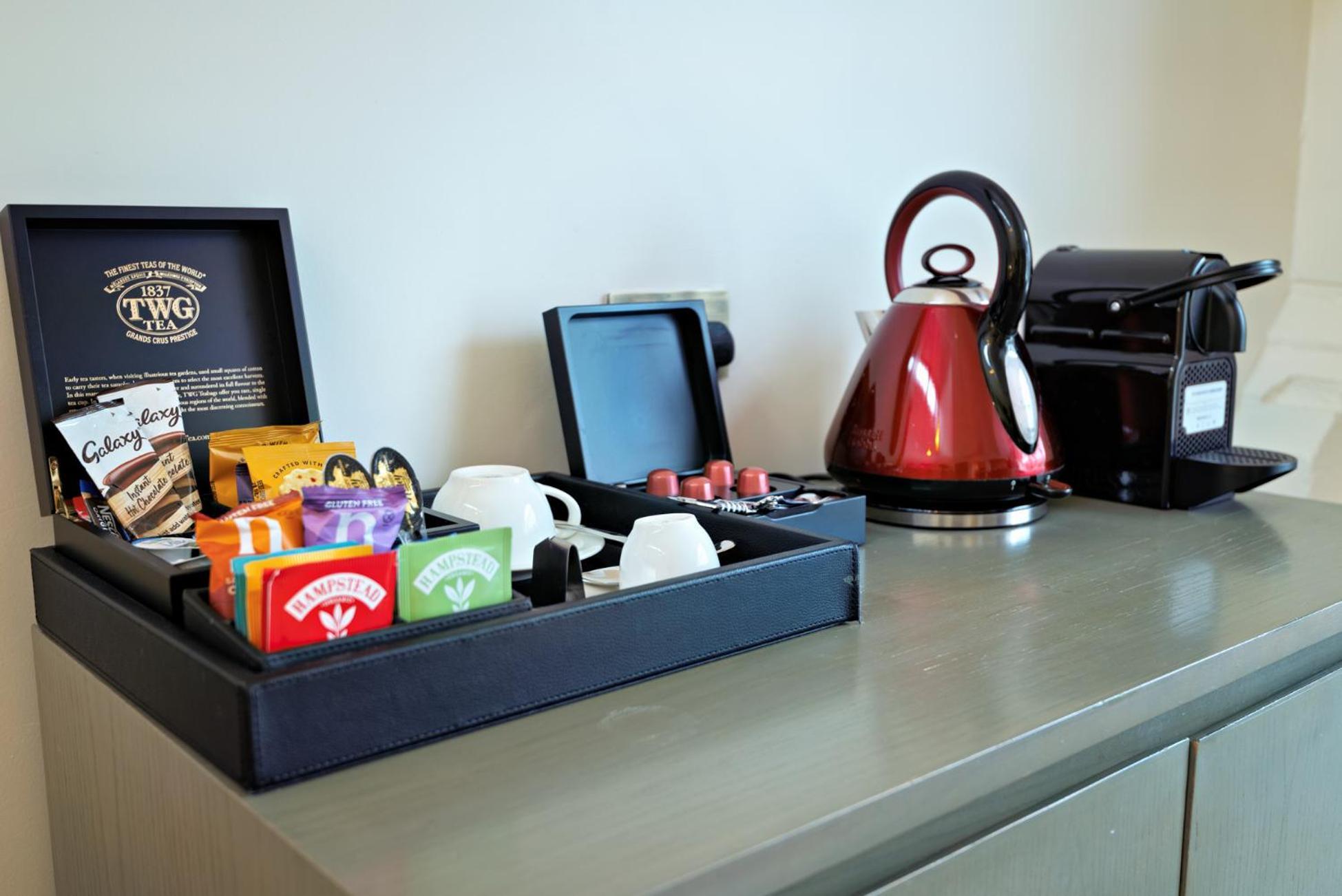 The Lalit London Hotell Exteriör bild A tea tray