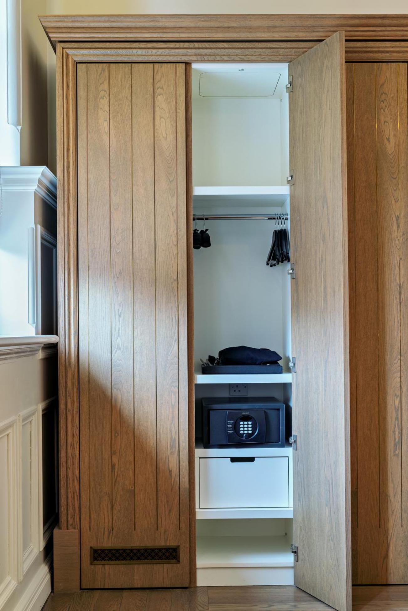 The Lalit London Hotell Exteriör bild A safe in a hotel room