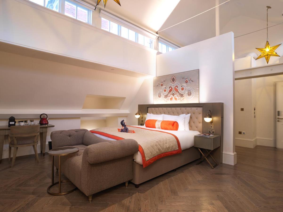 The Lalit London Hotell Exteriör bild A bedroom at The Ivy Hotel