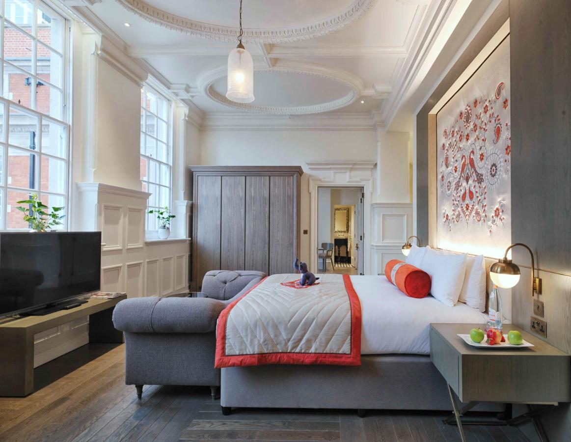 The Lalit London Hotell Exteriör bild A bedroom at the hotel