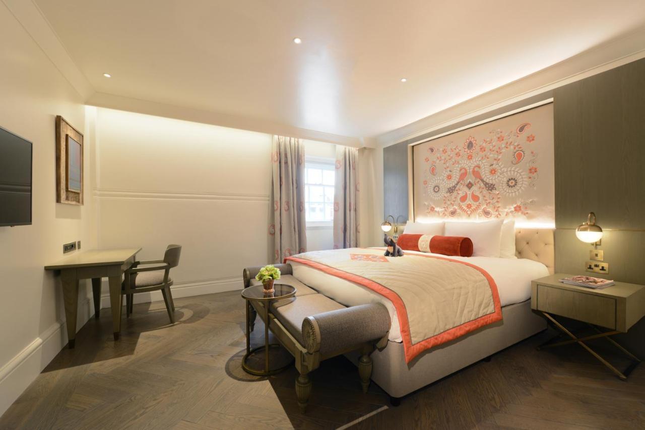 The Lalit London Hotell Exteriör bild A bedroom at The Mitre