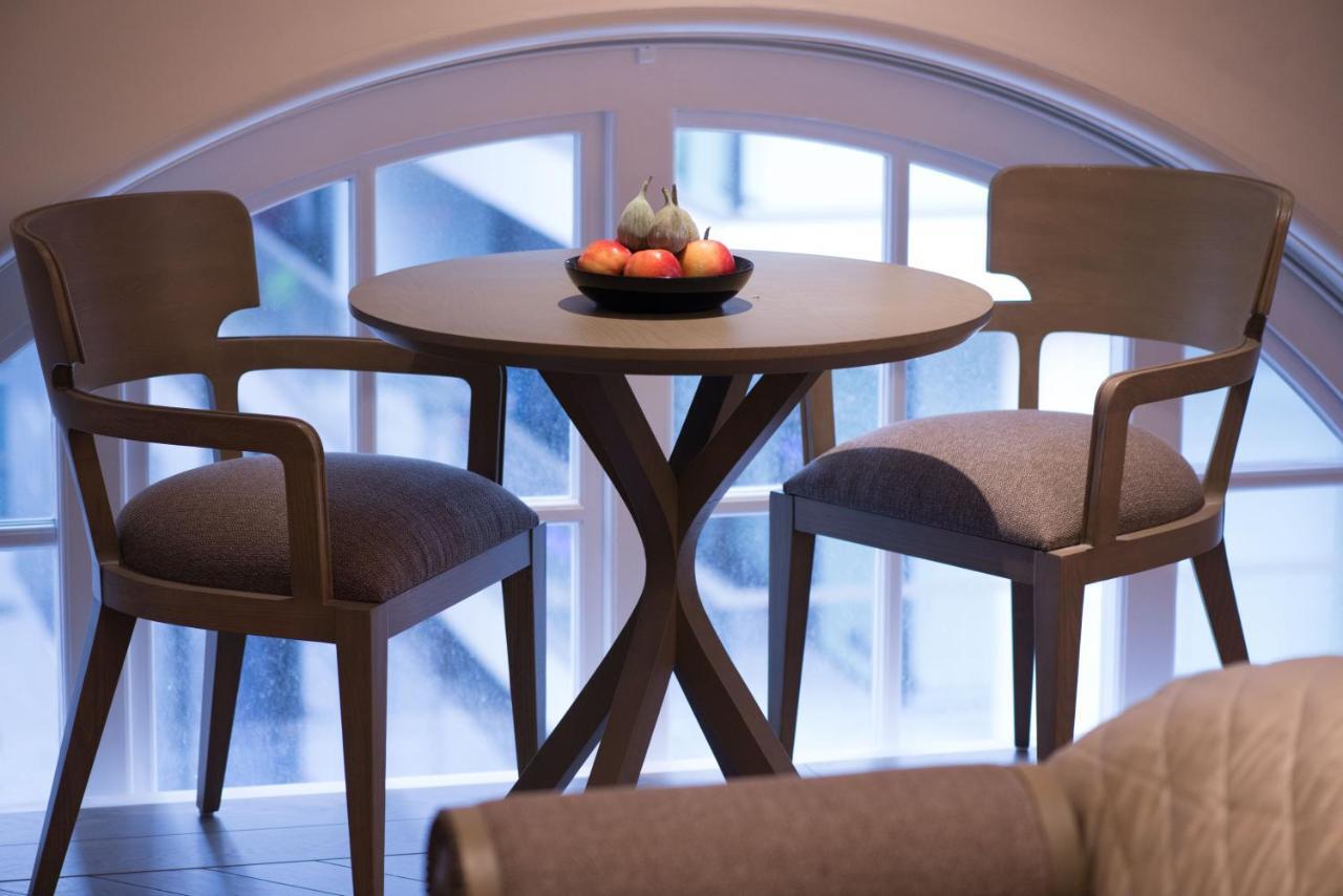 The Lalit London Hotell Rum bild A table and two chairs