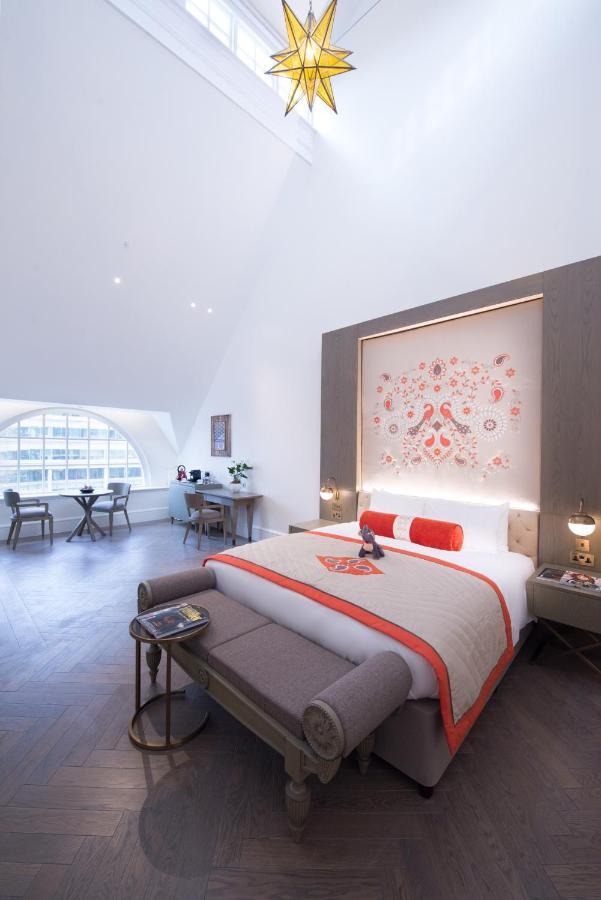 The Lalit London Hotell Rum bild A bedroom at the hotel
