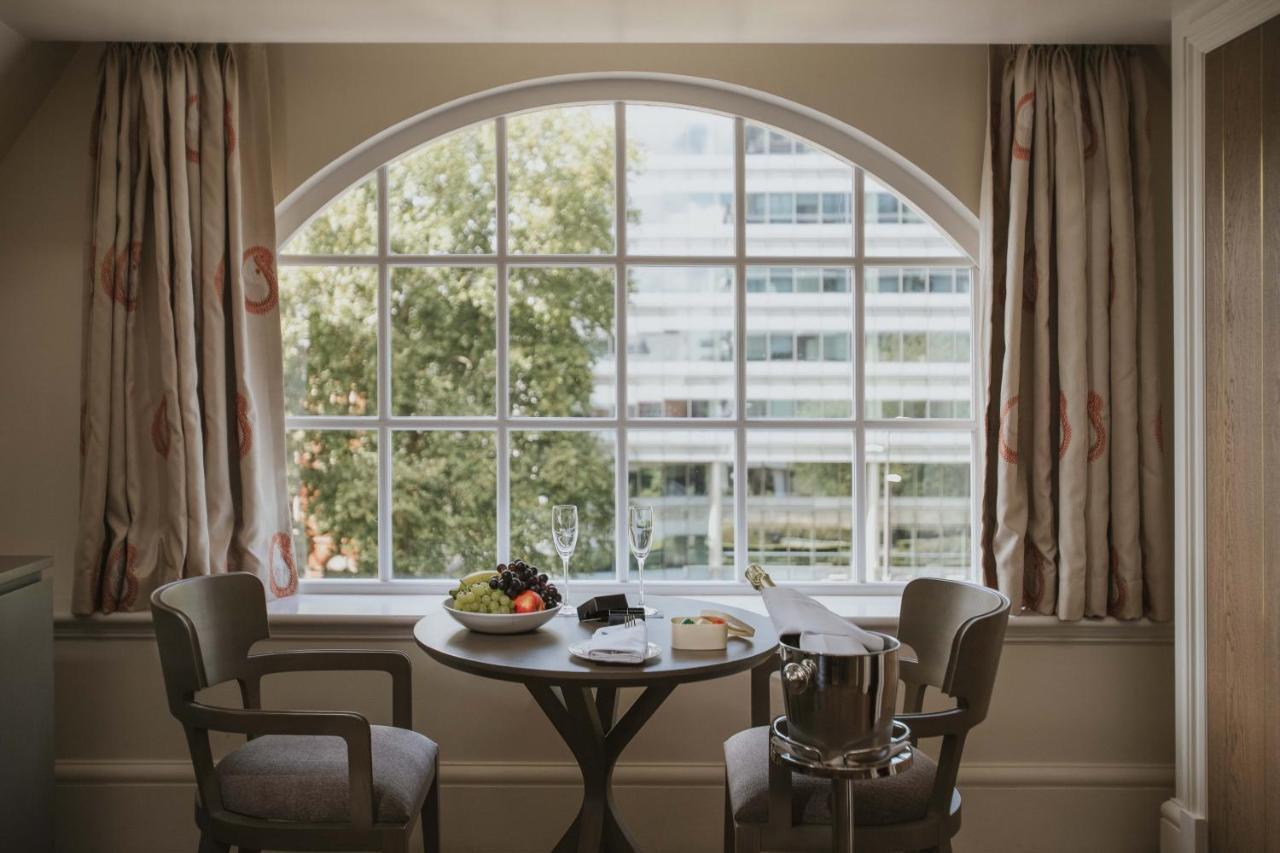 The Lalit London Hotell Rum bild A window with a window seat