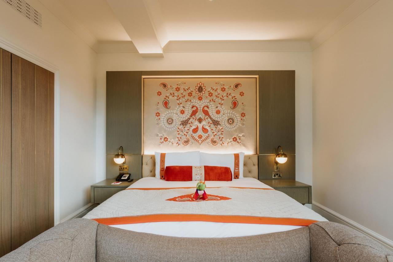The Lalit London Hotell Exteriör bild A bedroom at the Taj Mahal Palace