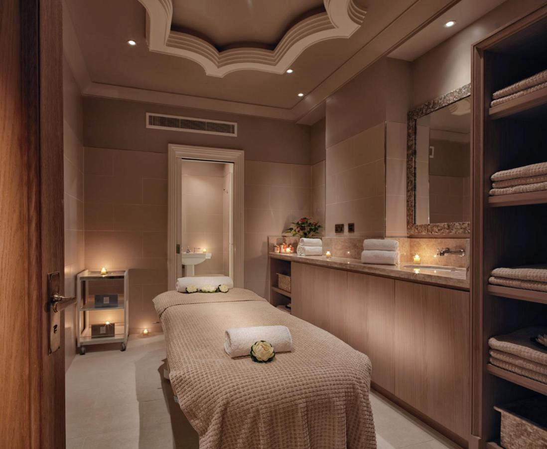 The Lalit London Hotell Exteriör bild A treatment room at the spa